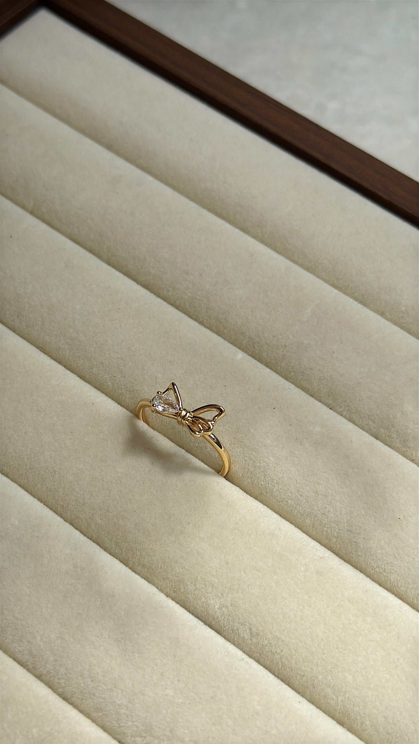 Bow stone ring